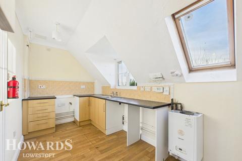 2 bed property, in High Path, £190,000