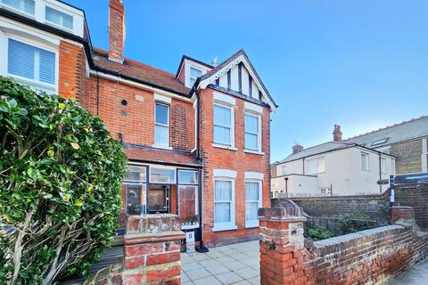 6 bed property, in Westcliff Road, £395,000