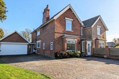 3 bed property, in Ballam Road, £499,000