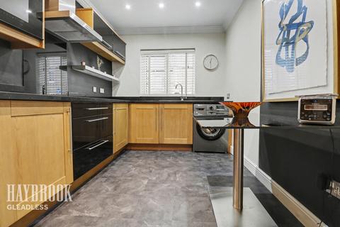 3 bed property, in Seagrave Road, £240,000