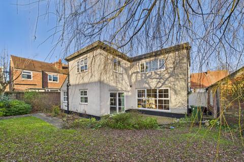 4 bed property, in Walton Street, £325,000