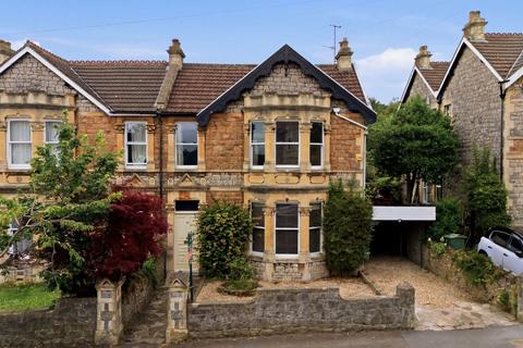4 bed property, in Ashcombe Gardens, £489,500