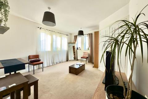 2 bed property, in Greensand View, £210,000