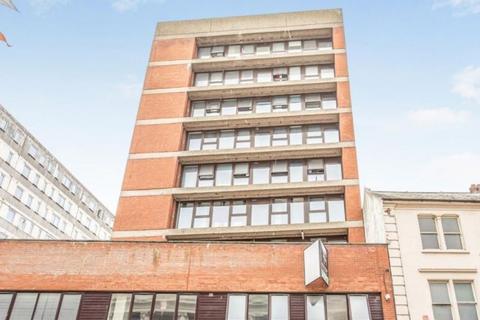 1 bed property, in High Street, £135,000