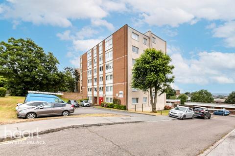 1 bed property, in Menlo Gardens, £150,000
