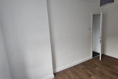 2 bed property, in High Street, £104,000