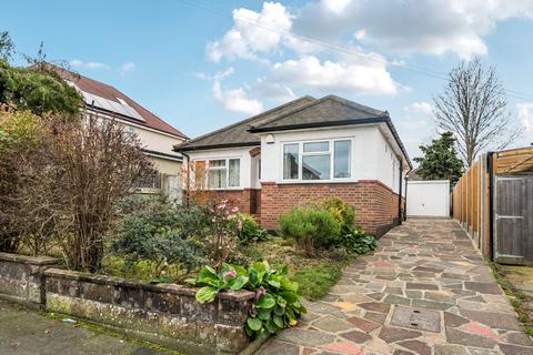 3 bed property, in Felstead Road, £600,000