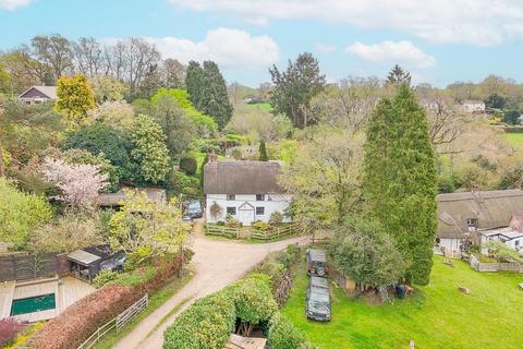 2 bed property, in Frogham Hill, £625,000