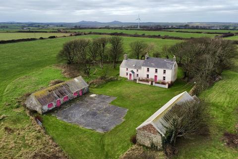 6 bed property, in Rhosgrannog Isaf, £635,000