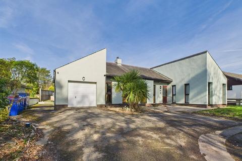 4 bed property, in Old Amroth Road, £475,000