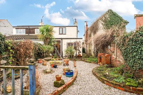 2 bed property, in Coppergate, £180,000