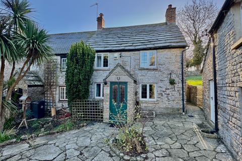 3 bed property, in Coombe, £425,000