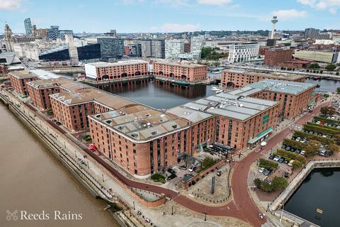 2 bed property, in The Colonnades, £300,000