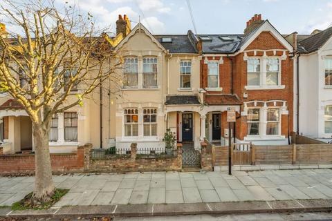 2 bed property, in Collingbourne Road, £575,000