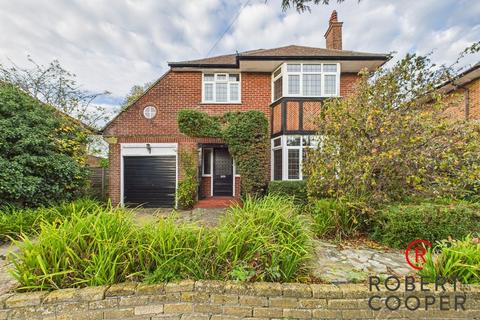 4 bed property, in Cedar Drive, £950,000