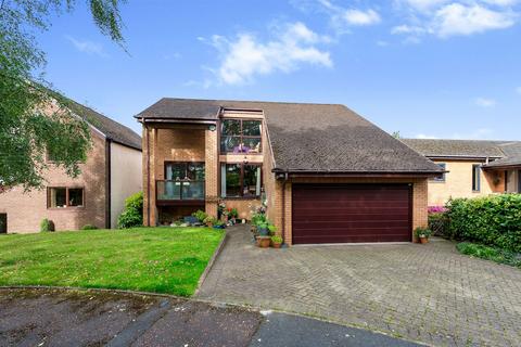 5 bed property, in Oakwood Gardens, £525,000