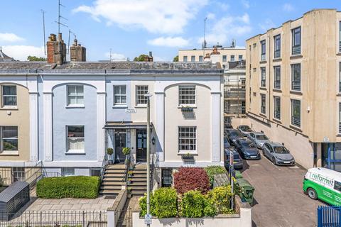 6 bed property, in Bath Road, £750,000