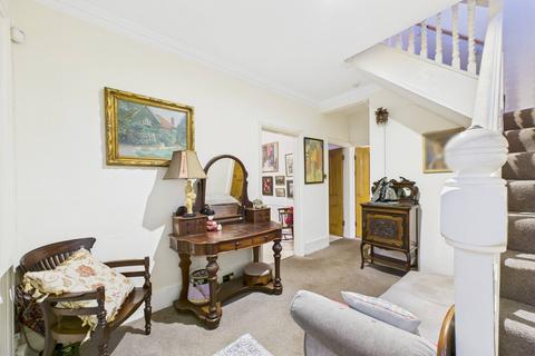 4 bed property, in Roy Road, £700,000
