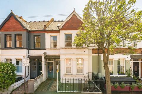 3 bed property, in Oakmead Road, £675,000