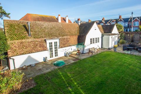 4 bed property, in Douglas Road, £475,000