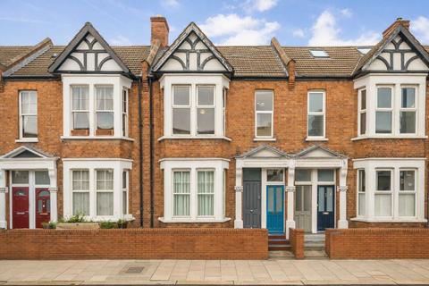 2 bed property, in Kilburn Lane, £570,000