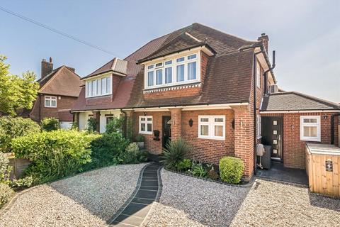 3 bed property, in Elmcroft Drive, £799,950