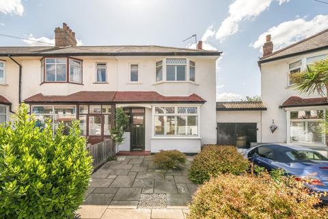 3 bed property, in Woodland Way, £600,000
