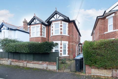 1 bed property, in Richmond Wood Road, £135,000