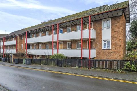 1 bed property, in Wydeville Manor Road, £210,000