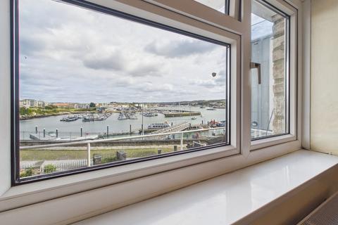 2 bed property, in Lambhay Street, £170,000