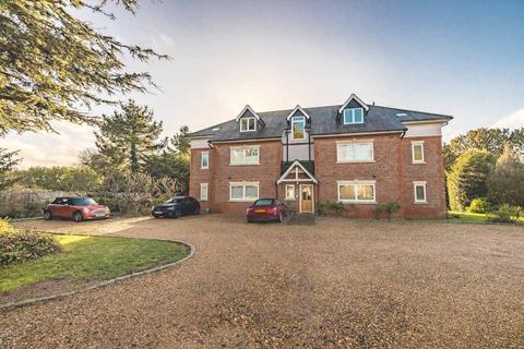 2 bed property, in Lawn Close, £375,000