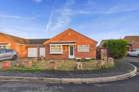 2 bed property, in Bellmans Grove, £210,000