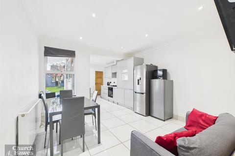 3 bed property, in Crescent Road, £357,500