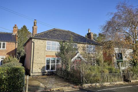 4 bed property, in Laxfield Road, £425,000