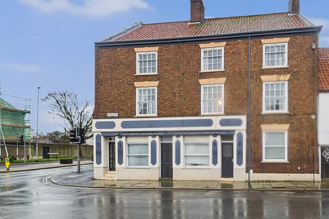 6 bed property, in Kirkgate, £675,000