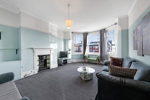1 bed property, in Hamilton Road NW10, £350,000