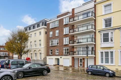 3 bed property, in Grand Parade, £650,000
