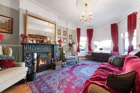 3 bed property, in Prout Grove, £850,000