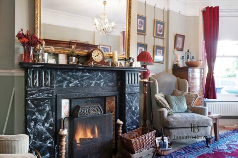 3 bed property, in Prout Grove, £850,000