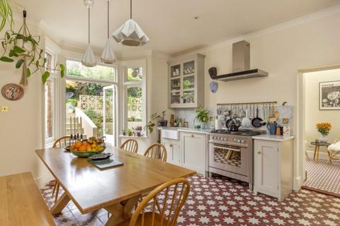 3 bed property, in Belmont Hill, £1,100,000