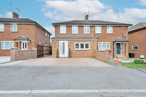 3 bed property, in Bushey Heath, £850,000