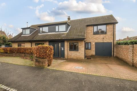 5 bed property, in Garner Close, £700,000