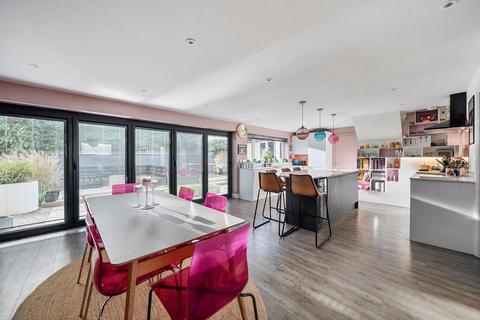 5 bed property, in Garner Close, £650,000