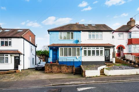 2 bed property, in Ashurst Road, £510,000