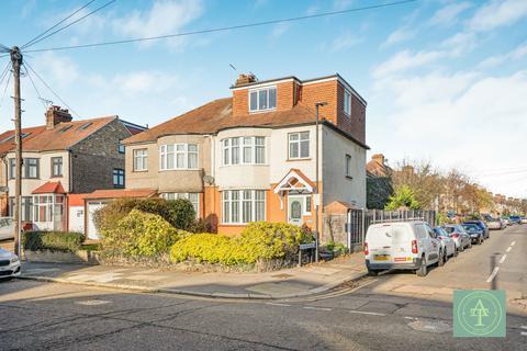 5 bed property, in Bury Street West, £750,000