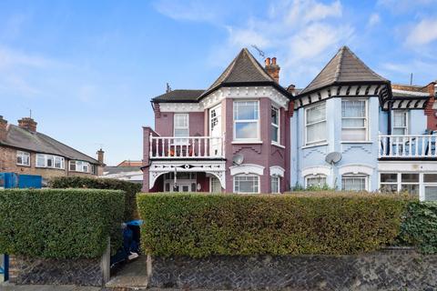 1 bed property, in Hamilton Road, £375,000