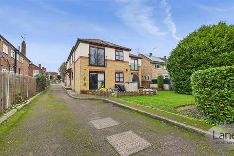 1 bed property, in Thrush Court, £240,000
