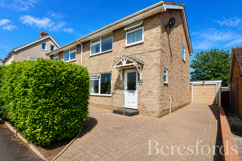 3 bed property, in Upper Park Road, £290,000