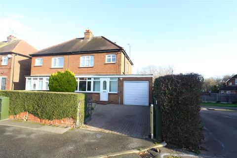 3 bed property, in Cottingham Grove, £400,000