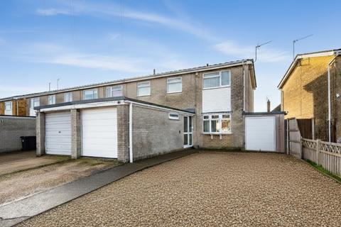 3 bed property, in Maple Road, £160,000